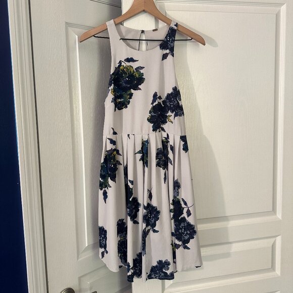 Free People Dresses & Skirts - EUC - Free People Gorgeous White/Blue Floral Dress - Size Small